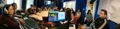 Alumnado del curso: Intervención Socieducativa con Menores y Jóvenes en dificultad social comparten claves de la radio comunitaria como espacio de participación e intervención con jóvenes y adolescentes.